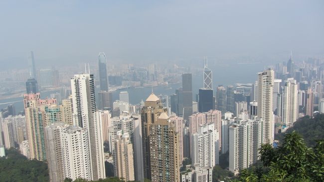 その後友だちの車で有名なピークトラムの隣を通りビクトリアピークへ