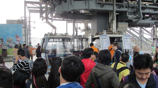 次の日ゴンドラで大きい大仏を見にランタオ島へ