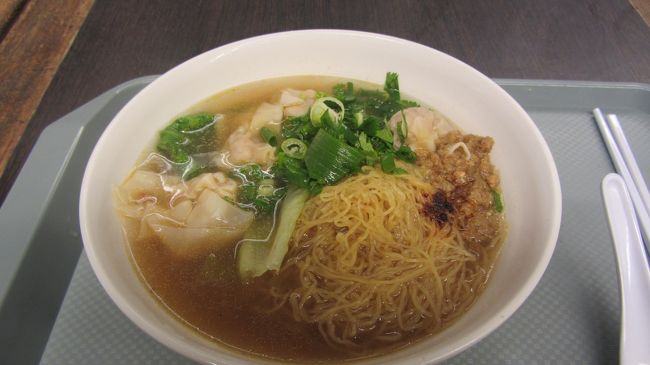 ランタオ島から帰ってきてフードコートでワンタン麺を食べました。　香港の人にとってワンタン麺は日本でいうところの牛丼らしく、一人でちゃっちゃと済ませたい時に食べるものらしいです。