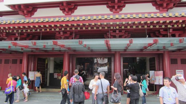 シドニーからエアアジアにのってクアラルンプールで乗継ぎシンガポールへ。　空港からシャトルに乗ってバックパッカーへ着いたらちょっと違和感。気にせず近くにあるお寺に行ったんですが途中で気分が悪くなり宿でゆっくりしました。<br />