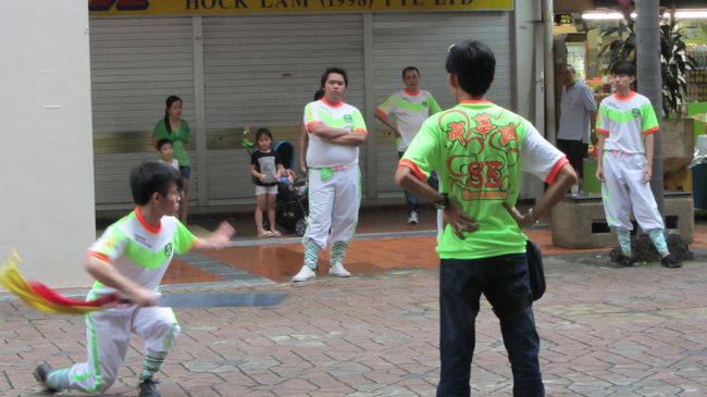 帰りの道で見かけた剣術のような踊り