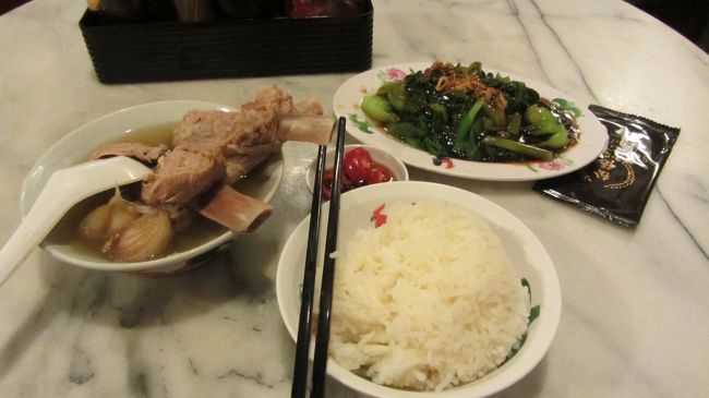 たくさん水を飲んで1日中寝ていて気付くと夜の8時に起きた。おなかが減ってたので近くにある有名なバクテのお店で一人飯。<br />マレーシアの友達に一度作ってもらったものと違ってあっさりした味。故障とニンニクが効いててとてもおいしかった。