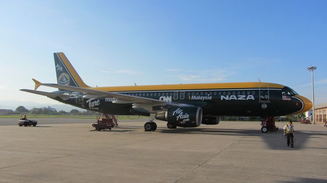 前あったロータスF1チームのデザインがされたエアアジアの飛行機で移動。<br />