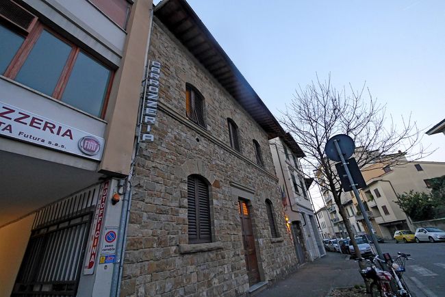Villa　Lucrezia Firenceに2泊（Vereneで予約）ここでは危うく宿泊料二重取りされるところ．押し問答のあげく，払わなくて済んだ．また駐車料37ユーロぼられる．31日1000チェックアウトの際，車を駐車場に1300まで入れていてもらうだけに37ユーロ．フィリピン人夫妻の小遣いになるのだろうか．いい部屋だったがその点ではやめた方がいい．フィリピン人夫妻が管理人をしている．2泊で62523円（一人一泊10420円）.<br />1545到着　車はなかに駐車場があった．外からは普通の建物なのでここがアパートメント（Villa)とはわからない．着いたときどこだかわからず，何件か表札をみながら探してしまった．