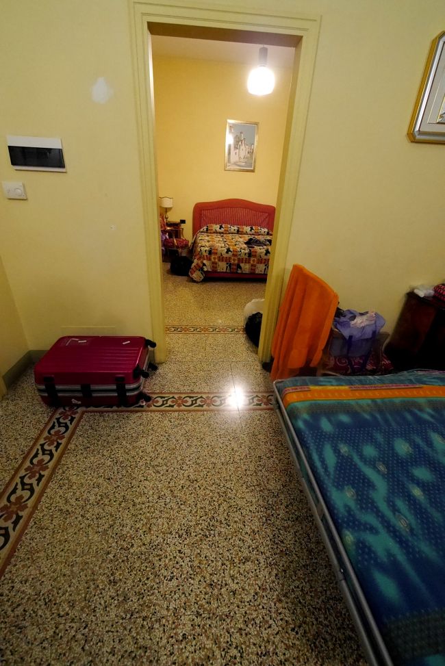 第二の寝室から第一の寝室を見る