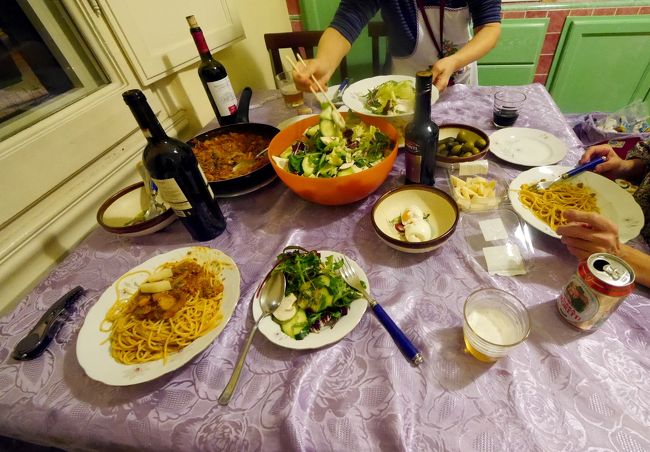 バルサミコとオリーブオイルがおいしい．29日は残念ながら昼が食べられなかった．29日夕，30日朝夕，31日朝と食べる．残った食材は車に乗せて次の宿泊地Riomaggioreへ