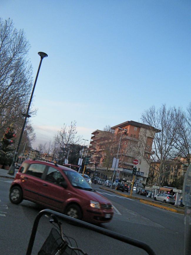 先にVillaを紹介したが，まず先立つものとしてはスーパーで買い物．この日少し休んだ後に1645買い物に行くことにした．道に迷って疲れたし，この時間から市内に行ってもあまり見学できない．今日はゆっくりして英気を養い，明日の一日見学に備えようということになった．スーパーの場所を聞くと，1ブロック東，2ブロック北との事．これはプッチーニ広場．