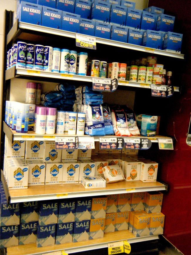 本当は撮影禁止かも，前にロシアのスーパーで警備員にひどく怒られたことがあるので私は撮らなかったが，怖いもの知らずの同僚が撮影