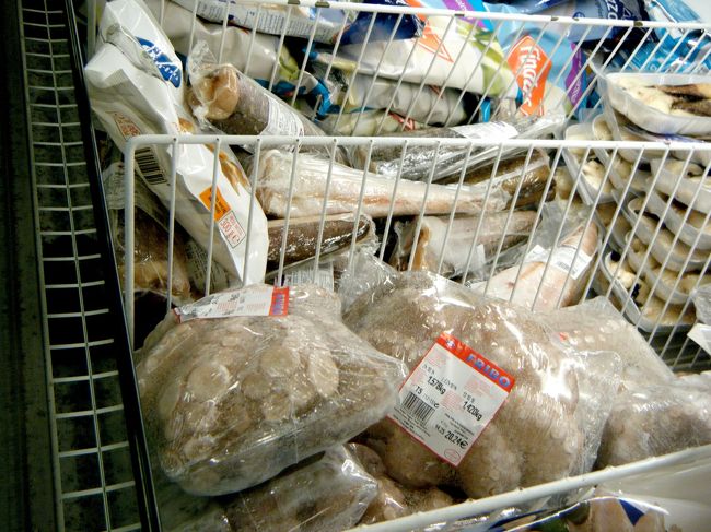 冷凍の魚も結構売っている