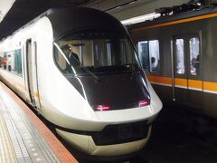近鉄特急で名古屋に向かいます。
この車両は、アーバンライナー・ネクスト。
