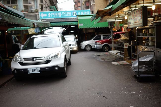 東門市場を再度通ります！<br />車がつまっていますw<br /><br />まさにカオスw
