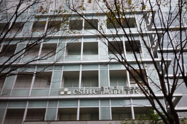 MRTでさらに市政府駅まで行き駅のデパ-トが沢山並ぶとこまで来ました！<br />ここに来た理由は一つ！<br /><br />美味しいビ-ルを飲むことですwww<br /><br />eslite誠品信義の中に入っております『金色三麥』という自社で作ったビ-ルを提供しているビアレストランです！