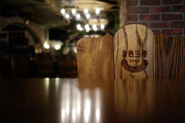 中は暗く雰囲気が(・∀・)いいです！<br />椅子も樽をイメ-ジした木の椅子といった感じだったり壁もタイルな洒落てます(*ﾟ▽ﾟ*)<br /><br />店内入ると何名ですかと聞かれたので、どやって感じで一人と言いましたよ(´∀｀)<br /><br />まあみんな大人数で来てるので負けないようにドヤりましょうw<br />昼は比較的空いていますね<br />平日の夕方までならひとりでも全然寂しくないよ！w<br /><br />夜は欧米人やら色々盛り上がる感じでライブ演奏もあるみたい<br />深夜一時まで営業、デパ-トが終わった時間からは外から行ける出口を利用します★<br /><br />タバコは終日禁煙で吸いたい方は出口のとこのスペ-スでと言う事を聞きました！<br /><br />チャ-ジ料金もなしでドリンクだけのオ-ダ-おkでした(´∀｀)<br />平日の15-17時はHAPPY HOUR！ビ-ルなんと半額です(*ﾟ▽ﾟ*)！<br /><br />店員さんも英語おkでしたし心配ないですね