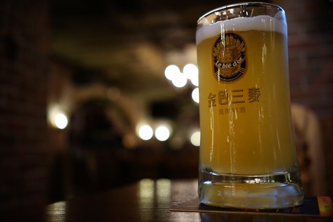 一人なのでハ-ニ-ビ-ルの500mlを頂きます(´Д｀)<br />乾杯-！<br /><br />うひょ-今までに飲んだことのない味わいですな。。。。<br />美味い！<br /><br />そして雰囲気と相まってso good!<br />色もきれい-濁り具合もいい感じ！<br /><br />ハ-ニ-蜂蜜ビ-ルだけど甘すぎず苦味もあり素晴らしい<br /><br />４種類くらいあるので、全部飲みたい方は少しの量を４種類テイスト出来るのもあるのでそれを頼むのもいいかもです(´∀｀)<br /><br />これで半額の３００円w<br />この立地でこのビ-ルでこの価格とはヽ(；▽；)ノ<br /><br /><br />台北市内にも何店舗かあるので皆様是非是非！<br />台北ナビにも載っていますがあまり行っている方がいないですね<br /><br />自分的には台湾でこういうビ-ルが飲めるところは余りないのでオススメです！