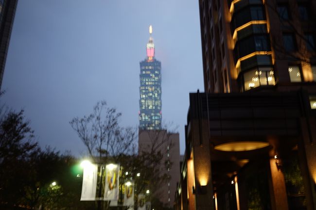 さて夜になりますがまだ明るいし市政府らへんをぷらぷらしましょうw<br />デパ-トとかブランドに全く興味を持たない人なので市政府周辺のデパ-トはスル-しましたw<br /><br />てけてけ國父記念館のほうに歩くと台北101(ﾟ∀ﾟ)！発見！<br />やっぱ肉眼で見ると迫力が違いますね--