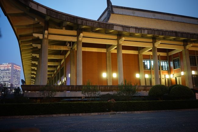 『國父記念館』<br /><br />こに時間なんで人がいませんがそれがいいですね-<br />建物眺めるのすきなんですよね-(*ﾟ▽ﾟ*)<br /><br />ゆっくり思いを馳せながら、、w<br /><br />こういう建造物って時間とか人の多さとかによってもかなり印象の受け方など変わってきますよね<br /><br />自分はあまり観光客に会いたくない、ゆっくり静かに見たいというタイプなのです(*ﾟ▽ﾟ*)<br /><br />いい風景も人ごみでは台無しですからね-+