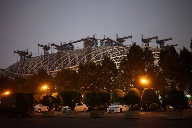 これはなんやあああああ<br />えらいだかい建造物(*´ω｀*)<br /><br />調べた所『台北大巨蛋』<br />いわゆる東京ドームみたいな台湾初のドーム型野球場みたいですね<br /><br />10.2ヘクタールに及ぶ敷地には、ドーム球場のほか、ホテルやシネマ、ショッピングモールなどの商業施設も建設される。また、東京ドームにならい、日本統治時代から100年以上にわたる台湾野球の歩みを追う博物館の設置も計画中だという。<br /><br />↑excite news引用<br /><br />これは新たな台北市内の楽しみになりますね(*´ω｀*)<br />野球見ながらビ-ルヽ(；▽；)ノ<br /><br /><br />