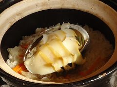 土鍋で出てくる釜飯の中には殻付の鮑が、豪華です。
磯の香りがする鮑は柔らかくて、出汁が浸みたご飯もふくよか。