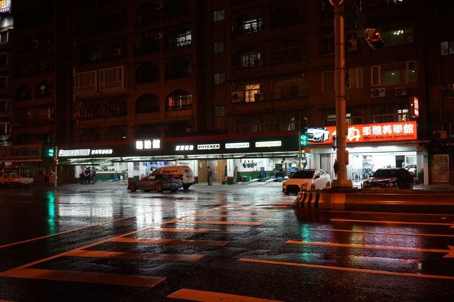 さてMRT板南線永春駅に来ました(*´ω｀*)<br />外はご覧の通り雨ですw<br /><br />先ほどから降り出した雨が強くなりましたw<br />少し待つとしましょう！<br /><br />そのあいだに何故この駅という事を説明致しますね<br />コノあとは饒河街観光夜市に行きます<br /><br />新線の松山線の松山で降りればかなり楽に行けるのですが<br />あえて遠い駅から歩いてどんだけ松山線ができて便利か体感してみようという<br /><br />雨の中のSな企画w