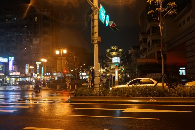 google先生に案内してもらいながら進みますヽ(；▽；)ノ<br />雨は幸い小降りなので助かります、、