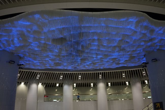 結構10分以上かかりましたw<br />夜市まであと少しという所でドヤ-っと松山駅の登場(´д｀)<br /><br />ああ、これはかなり楽ですねw<br />松山線なかったらタクシ-つかいたい距離、、、<br /><br />新線だけあってメッチャ綺麗！<br />色々装飾されていてクリスマス並のイルミネーション！