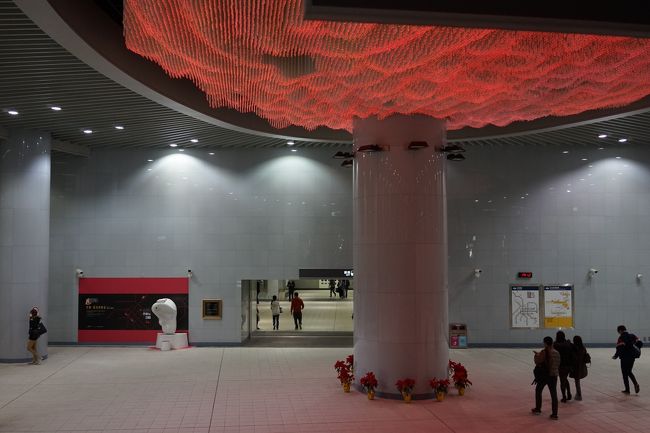 ↑のイルミはLEDで刻刻と色が変わり綺麗-(>_<)<br />しかしでかい空間ですねええ