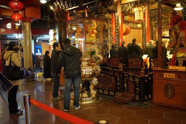 沢山の方々が絶え間なく手を合わせております