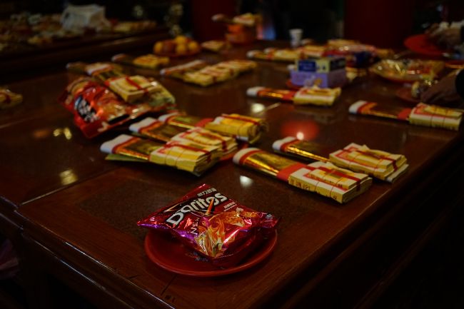 お供え物のヒトそれぞれ、、<br /><br />ドリトスとは日本では見ないお供え物ですよね<br /><br />国の違い文化の違いとは本当に面白いです(｀・ω・´)