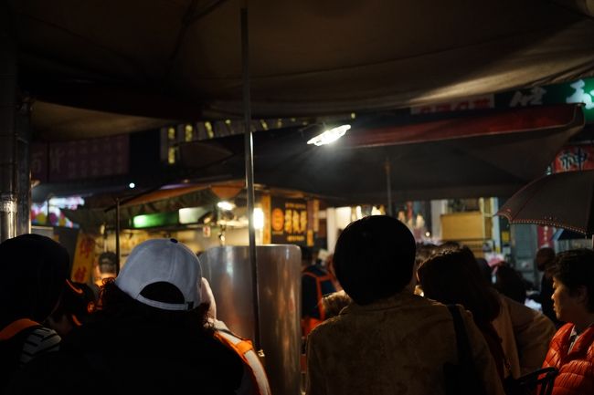 って肝心の夜市なのですが、色々前日空港で過ごしたのと仕事の疲れがありましたので、初台湾という事もありここは見学という事にさせていただきました(´д｀)<br /><br />旅に無理は禁物ですしお腹を壊すのはイチバン嫌なので、、<br /><br />一人旅なので食べる量がシェアできないのでね<br />ここで食べるとつぎで食べれなくなるので我慢我慢、、<br /><br />あと雨が少し振りかえしてきたのもありカメラが出せない状況でした(´д｀)<br /><br />入口の胡椒餅は凄いヒトで並びまくっていましたw<br />その他にも美味しいグルメが沢山あり一人でも楽しめそうですね(｀・ω・´)<br /><br />