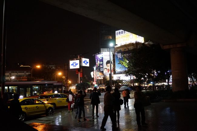 MRT剣潭駅de降りました☆<br />当然ヒトの後ろについていけば夜市にいけるくらいみんな向かうとこは一緒w<br /><br />やはり日本人外人が多いw<br />