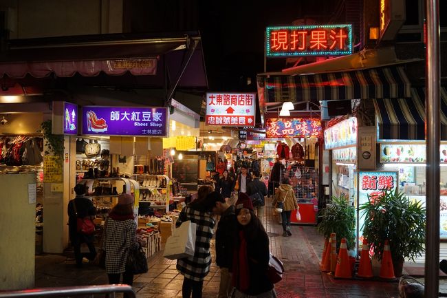 地下街に行く前に地上を散策<br />う-んなんだか特に興味を惹かれないですw<br /><br />お店は沢山ありますがねええ
