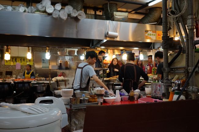 おおなかなかのごちゃごちゃっぷり『褒め言葉』<br />いいね！いろんな匂いと店員の呼び込みが(´д｀)<br /><br />店員の呼び込みが激しいw<br />とりあえず一周するがみんな一人じゃないのね-<br /><br />もう慣れましたしこの方が自分好き勝手にできていいのです　ドヤッ