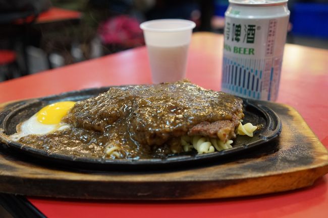 したにはマカロニですね<br />珍しいですよね?<br />ソ-スと肉汁に絡めて食べてるとso good(・∀・)！