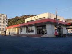 興津（おきつ）駅



駅本屋
東海道本線國府津-静岡間開通（明治２２年（１８８９年）２月１日）と同時に開業。
但し、開業当時は新橋方に１６０ｍ地点に存在したが、明治３５年（１９０２年）１１月１日に現在地に移転。
現駅本屋は昭和５６年（１９８１年）１０月２６日竣工。
http://railway.jr-central.co.jp/station-guide/shizuoka/okitsu/index.html