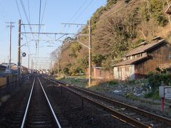 興津-清水間



耀海寺（りんかいじ）踏切
興津狭隘地
該寺は、東海道線建設設置時に興津町民をして該施設設置に対し賛成とさせた。

静岡市清水区興津本町２２３
東海道本線興津駅 徒歩８分

