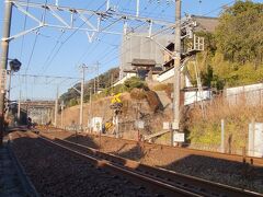 興津-清水間



清見寺（せいけんじ）
明治２０年代になり日清間の雲行きが怪しくなりつつある頃、政府は地形状に於ける諸条件から急勾配を伴う中仙道線建設を保留し、横濱から西進させる事で東京関西間連絡鉄道建設を決定し直ちに着手し、國府津-静岡間は明治２２年（１８８７年）２月１日に開通した。
然し、興津町内狭隘地通過に関し、現代であれば長大隧道建設を以って対処したであろうと推定されるが、当時の我が国に長大隧道建設工事能力は存在せず、且つ、明治維新時の廃仏毀釈の空気強き内、工事担当の工部省鐵道作業局は、已む無く清見寺境内堀池地を貫通する事で解決を見る。
同様例は同時期に建設された横須賀線鎌倉円覚寺（えんがくじ）境内にも存在する。
此の為に、内務省は清見寺に対し風致損傷補償金を支払ったが、当時の第１８世住持 宗詮和尚は「此の國難時にお上から資金を頂く訳にはならぬ」と補償金全額を政府に献上した。

静岡市清水区興津清見寺町４１８
東海道本線興津駅 しずてつジャストライン清見寺前停留所降車 徒歩１分
http://seikennji.com/