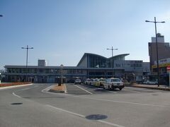 清水（しみず）駅



駅本屋
該駅は、明治２２年（１８８９年）２月１日開業である。
但し、該駅開業時は江尻（えじり）駅と命名されたが、昭和９年（１９３４年）１２月１日に丹那隧道（たんな ずいどう）開通に伴ふ國府津-熱海-沼津間開通に拠り、該区間が熱海線から東海道本線編入に関連した全国白紙時刻改正時に現駅名称に改名された。
該駅設置に関して、設置位置確定が遅延し二転三転を余儀無くされたが、即ち、当時の清水旧町域は家屋密集地域であり、路線設定ですら苦心している以上、停車場建設に必要とする土地取得が困難を極めていた。
かくて、清水停車場未確定の状態で、明治１９年（１８８６年）１０月１０日附を以って、富士川西岸-静岡-用宗大崩区間建設の為に設置された現業機関たる逓信省鐵道作業局静岡派出所は、従来の静岡町鷹匠から江尻町入江に移転し江尻鐵道出張所に改称された事から、地元では入江が停車場設置最有力地と見做す者が続出し、一攫千金を狙う者の為に該地区一隊の土地が暴騰した。
江尻地域の測量は同年１１月２５日に完了し、此れを受け路線工事が開始され、同年１２月２日１１時に帝國海軍補助船 石川丸 が静岡中部地区鉄道開業に要する機材一式を搭載して清水湊沖に停泊し陸揚げを開始した。
翌明治２０年（１８８６年）２月１３日に完成した巴川仮橋上をトロッコを使用した耐圧試験を実施し、清水湊に陸揚げした蒸気機関車の組立完成を待って、同年４月７日に洞第２号隧道西坑口-二軒茶屋間、同年同月２１日に江尻-静岡宝泰寺裏手間に於ける試運転が実施された時点ですら停車場設置位置は未確定状態だったが、紆余曲折の上、同年８月１７日に有渡郡清水町江尻字境に確定した。
然し、地元有力地主達が土地売却に対し強硬に反対した為に、停車場予定用地は当初計画より縮小せざるを得なかった。
此れは、現住所で静岡市清水区相生町１−５付近に相当する。
開業当日は静岡市大火と重なり清水町からも大煙が望見され、大火被災者の心情を踏まえ祝賀式は全体的に控え目にされたが、それでも、鈴與第４代目鈴木與平（すずき よへい）（天保８年（１８３７年）〜明治３７年（１９０４年）は菰酒５樽を準備し通行人に振舞酒を施した。
日露間の戦争開始を予測し明治３１年（１８９８年）１２月２５日には興津-静岡間が複線化されたが、反面、此の頃より江尻は都市化、興津は保養地としての分離傾向が強まった。
手狭になった初代駅本屋は、明治４０年（１９０７年）１０月３日附で各等待合室付に改築される。
清水港は静岡県内各地で生産される茶、蜜柑、缶詰等々の輸出港として重要性が高まった事から整備される事になり、内務省土木局指導の下で明治末期から大改築工事が施工され、改築前は清水湊沖に停泊し艀に積替えていたものが、改築後は大型船舶が直接桟橋に停泊可能になり、鉄道院は此れに対処すべく、大正５年（１９１６年）７月１０日に東海道本線支線として江尻-清水港間１．４ｋｍを開通させ清水港に大型テルファー・クレーン、及び、コンベアーを設置した鐵道院直営岸壁が整備された。
因みに、該テルファー・クレーンは該線廃止後も残存し、平成１２年（２０００年）に国登録有形文化財に指定され保存展示されている。
然し、該岸壁への入線は該駅構内を横断するスイッチバックを要し、貨車入換の都度、本線を支障する事態が著しい事と、内務省の整備案一環として新埠頭への取付道路整備の為に現駅上を通過しなければならず、現在であれば大跨線橋設置で対処するものと思われるが、当時の技術では困難であり、前述の不便さ解消をも兼ね駅施設全体を移転させる事に決定し、此れを受け大正１５年（１９２６年）７月１４日に約３５０ｍ東京方に移動した。
現位置移転と同時に駅本屋が鉄筋コンクリート平屋建が新築され、清水市内建築物で大東亜戦争中の清水大空襲で被災を免れた数少ない存在だったが、昭和４４年（１９６９年）４月に解体されるまで使用され清水市民に親しまれた。
現駅本屋は平成１５年（２００３年）６月２日竣工の第５代目で橋上駅様式。
http://railway.jr-central.co.jp/station-guide/shizuoka/shimizu/index.html