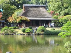 桂宮（八条宮）智仁親王の書院を兼ねた茶室で
細川幽斎がこの建物で親王に「古今和歌集の解説の奥儀」を伝授したため
古今伝授の間
と名付けられたそうです