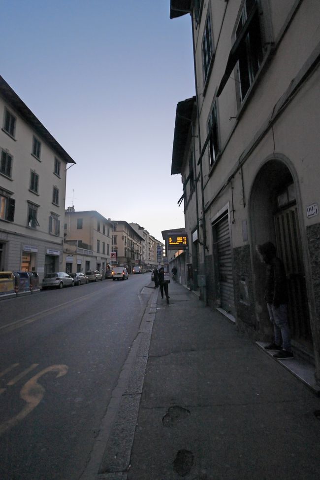 12/30今日は一日中フィレンツェを見学するために0600起床．昨日の残りのスパゲティや野菜，パン，そして野菜から作ったスープなどで，朝食をとり，0735にVillaを出発． Via del Ponte alle Mosseをバス停留所へ．まだ夜が明けたばっかり．