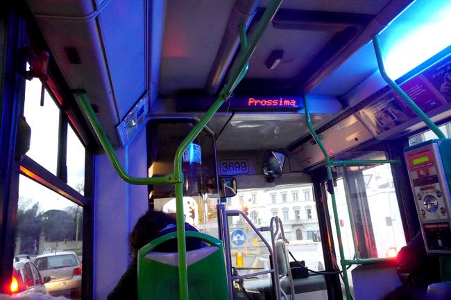 35番　Stazion行き．運転手から乗車券を直接買うと2ユーロ．90分は乗換可能．しかしこんな高い切符買う人がそんなにいないのか3回バスに乗ったが，3回とも運転手さんのバッグからいちいち出して発行していた．当然車内の機械でバリデーションをしなければならない