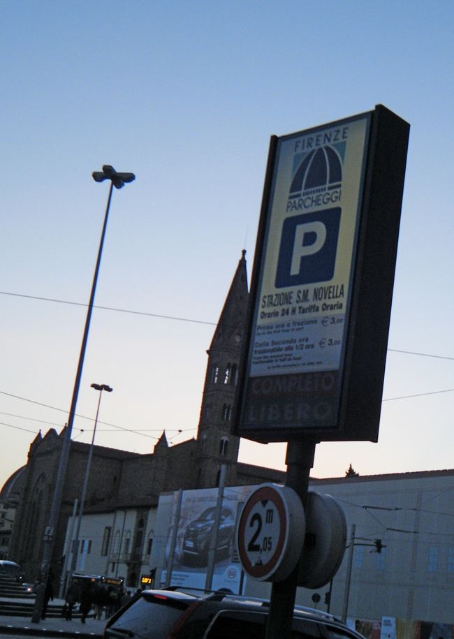 駅前には地下駐車場がある．30分で3ユーロとバカ高い．