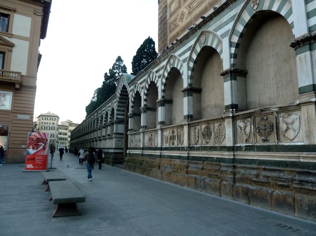 Novella教会の横，Panzani通りを行く