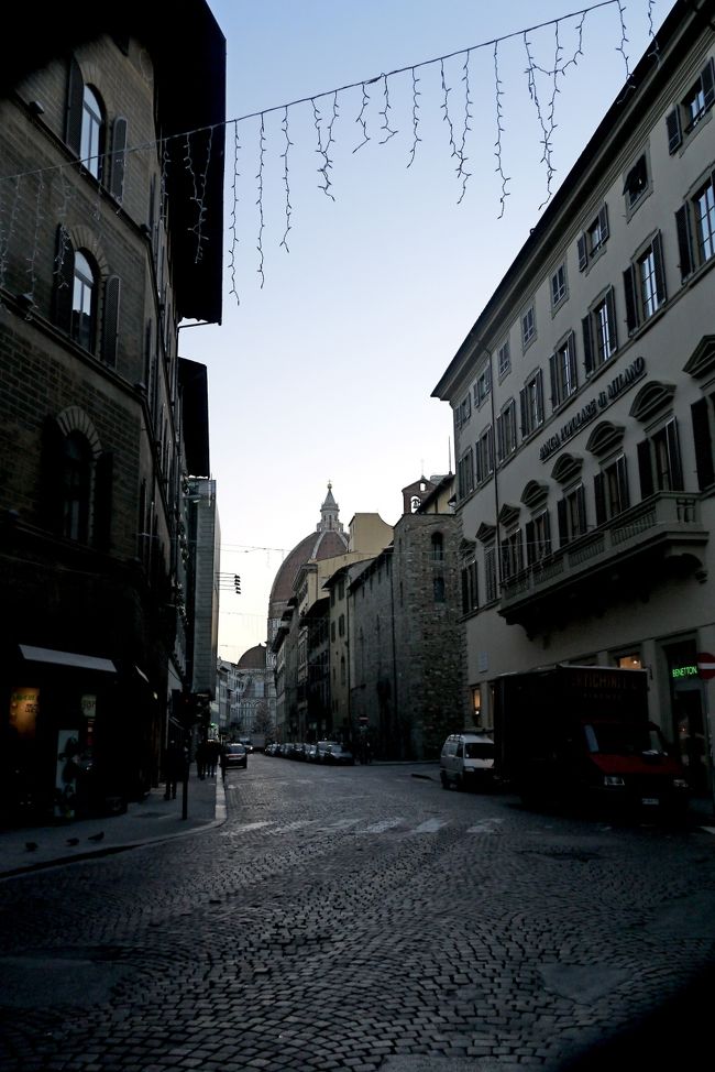 Doumoに行く前の角に教会があった