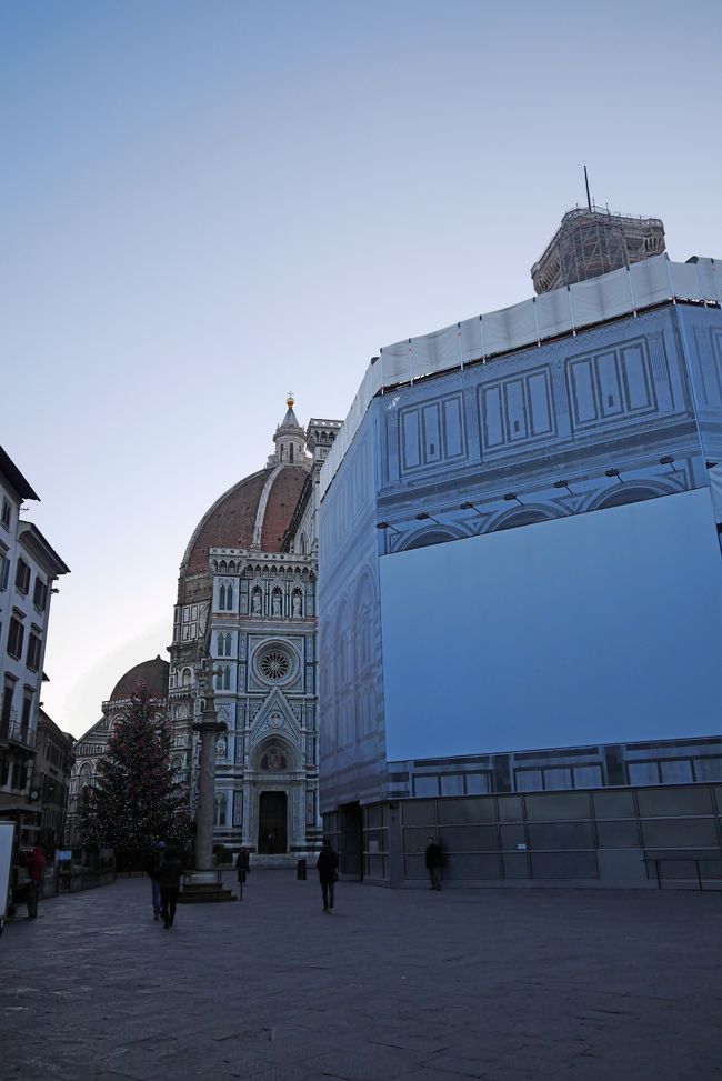 0818<br />Doumoに向かう．洗礼堂は修理中だった．まだ0830になっていないので開いていない