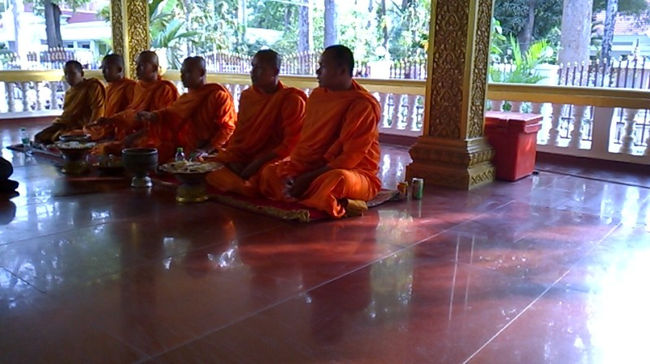 プレアアンチェックとプレアアンチャームの神社でお坊さんたちです｡