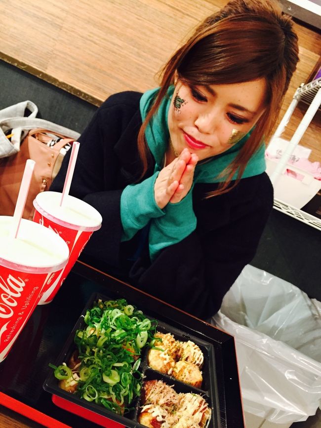 ライブの前に腹ごしらえ?<br /><br />やっぱりたこ焼き！！<br />うんま！！！