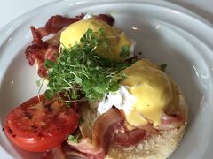 帰国前日のブランチはエッグベネディクト。SKYCITYにあるREBO？だったかな、ちょっと塩っけが強くあまりお勧めでは無いかも