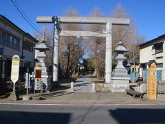 八坂神社と境内の奥に山車会館があります。