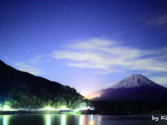 お天気良かったし、これは星も見えるかも？ってことでロケハンがてら精進湖にも寄ってみた。
車で富士山が見える良さげな場所を探しながら、空を見上げると…、