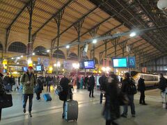 ７：２５ PARIS NORD発タリスのチケットをRAIL EUROPEのサイトから事前に購入しました。登録したメールに送られてくるQRコード付きの紙(チケット)をプリントアウトして当日、乗車します。

飛行機のEチケットみたいなもんです。

当日はオペラのアパルトモンを６：３０とちょっと早めに出発し、メトロ７番線でGARE DU NORDまで。メトロを降りてタリスの赤い看板に沿って歩いていけばすぐにこのホームに到着です。

７：００頃の駅構内はすでにたくさんの人！！！